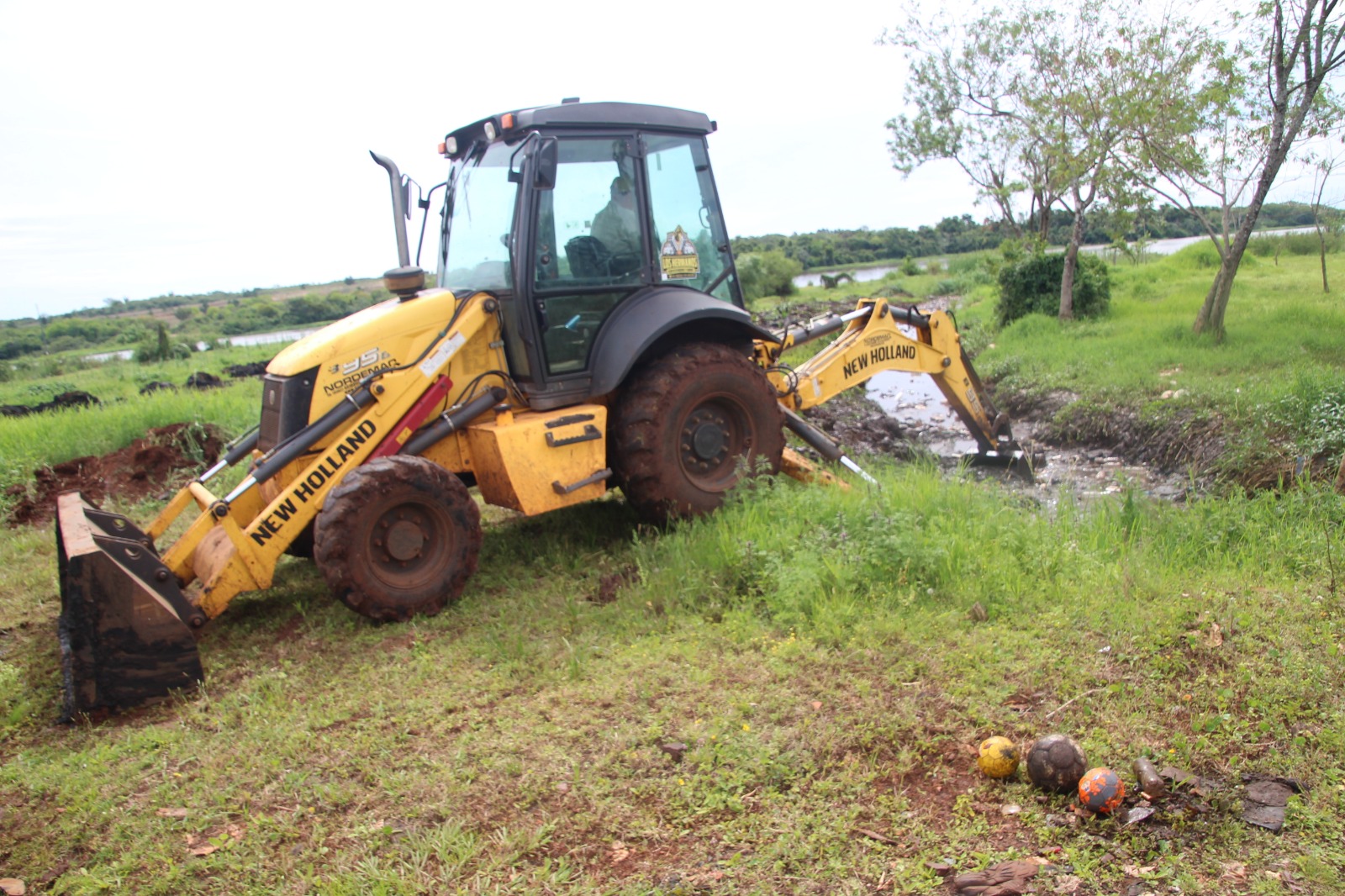 <p>La Municipalidad avanza con trabajos de saneamiento y mantenimiento de desagües en la Costanera Oeste</p>
